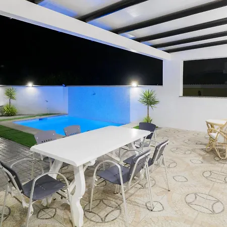 Cubo's La Casita Blanca