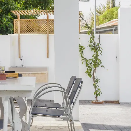 Cubo's La Casita Blanca *