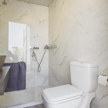Cubo's La Casita Blanca